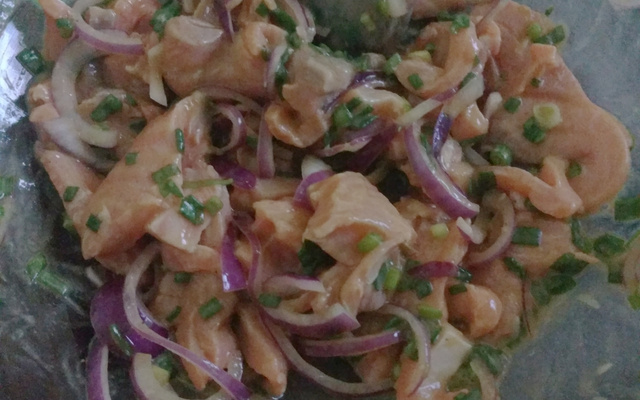 Marinado de salmão com molho de ostras