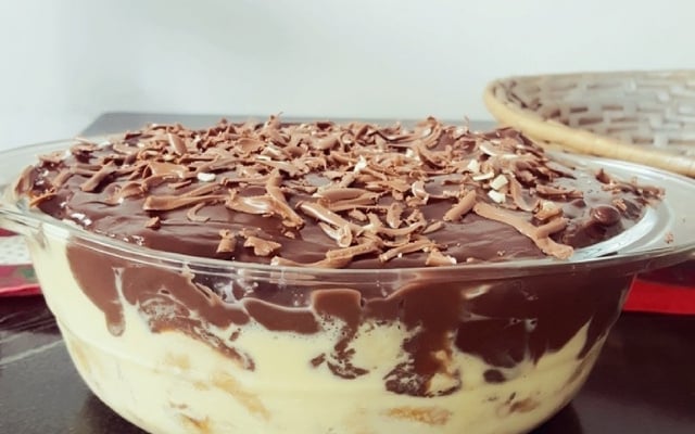 Panetone de sorvete com calda de chocolate