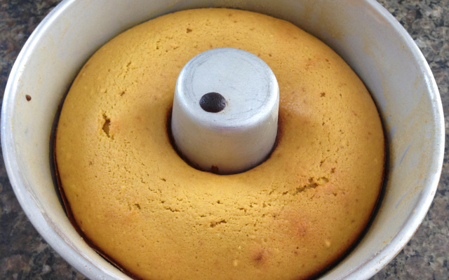 Bolo de cenoura com calda de chocolate que derrete na boca