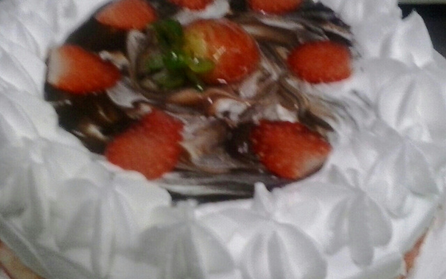 Bolo de chocolate com morangos