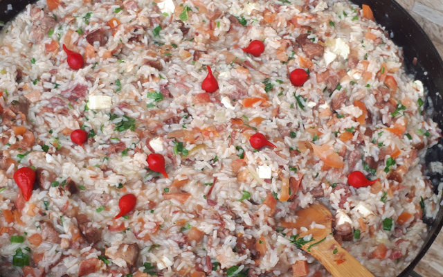 Arroz carreteiro no disco de arado