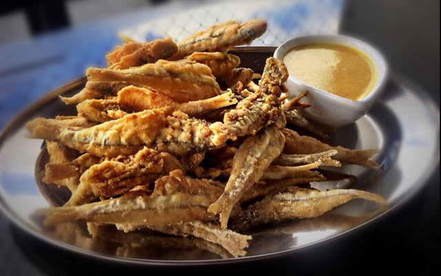 Manjuba ou manjubinha à pururuca acompanhado de molho de mostarda