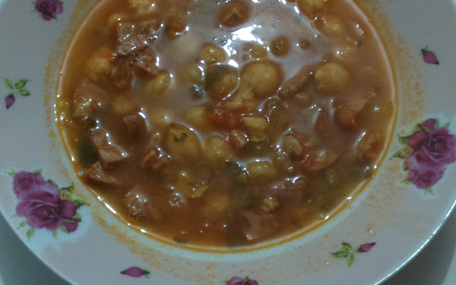 Grão-de-bico com calabresa