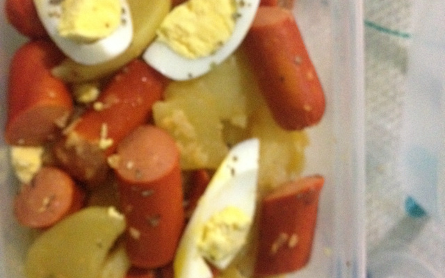 Salada quente de salsicha com batata