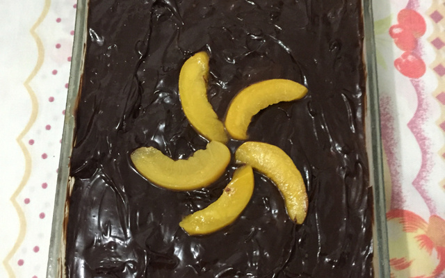 Pudim de pêssego com chocolate fácil  e delicioso