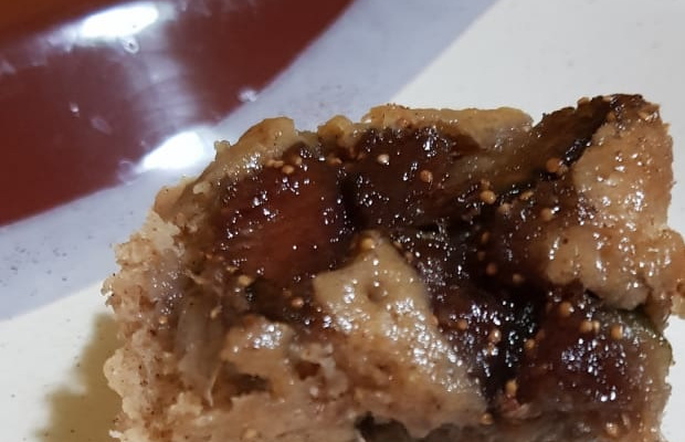 Bolo de mel com figos caramelizados
