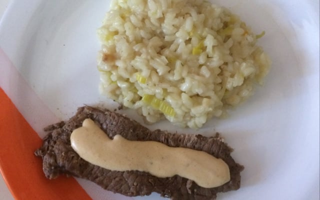 Filé mignon ao molho de mostarda com risoto de alho-poró