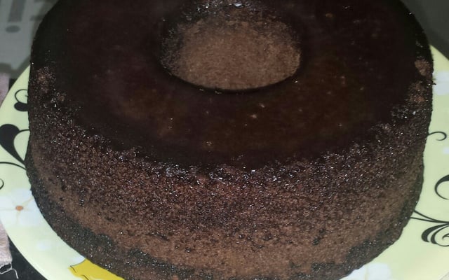 Bolo de chocolate de microondas com calda de falso brigadeiro