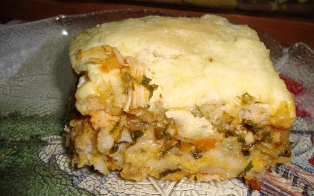 Torta assada de pão de fôrma recheada com creme de milho e frango