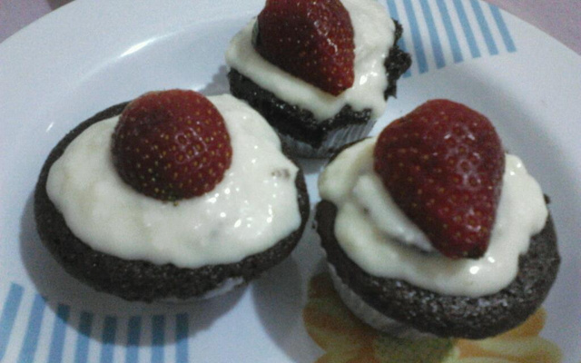 Cupcake de chocolate com recheio de beijinho