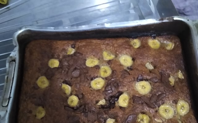 Bolo de banana com pedaços de chocolate