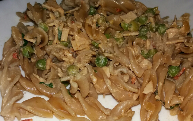 Macarrão de arroz integral com peito de peru