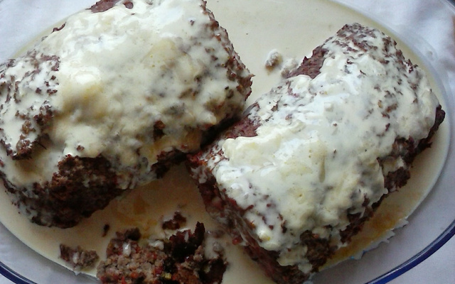 Rocambole de carne recheado com calabresa e queijo