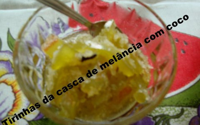 Tirinhas de casca de melancia com coco