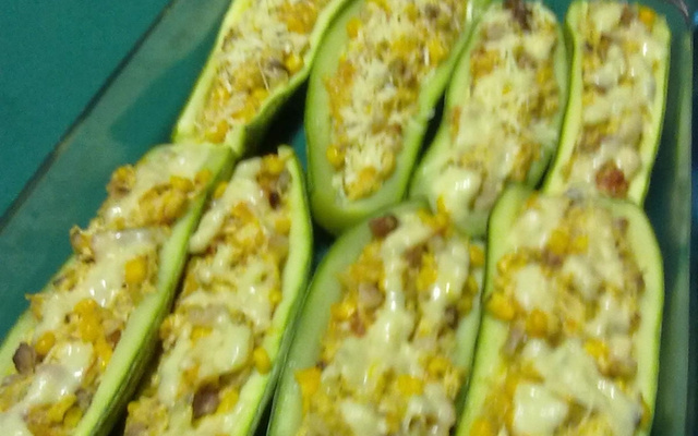 Abobrinha recheada com frango (Zapalito)