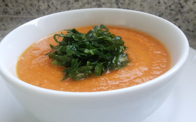 Creme de cenoura com bacon e couve