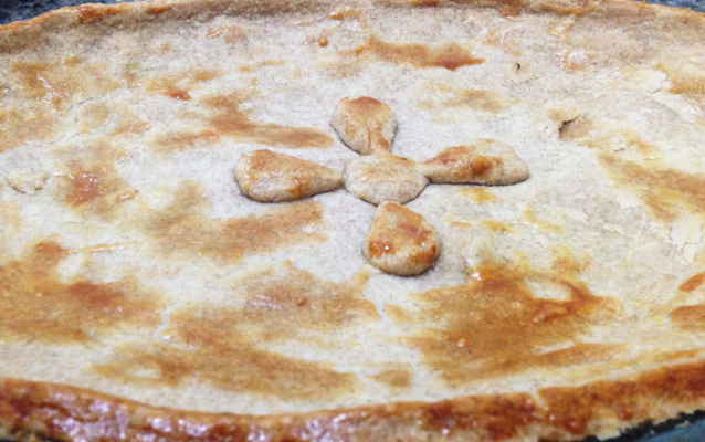 Torta saborosa de brócolis, bacon e ricota