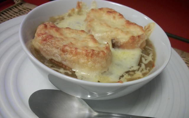 Sopa de cebola gratinada