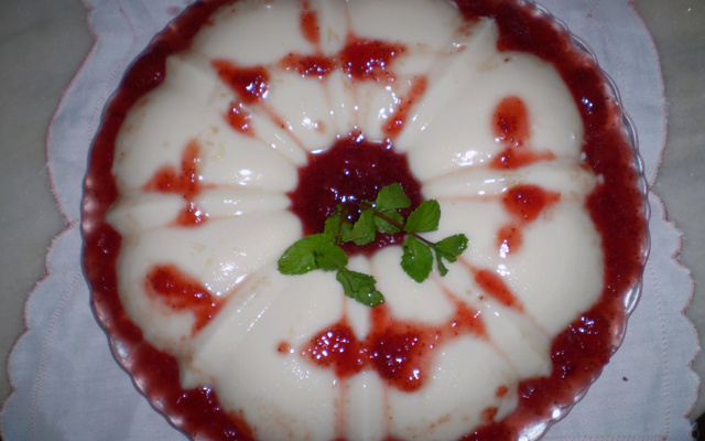 Manjar branco com calda de morango