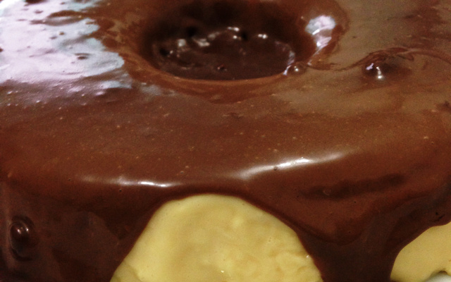 Mousse de maracujá com cobertura cremosa de chocolate