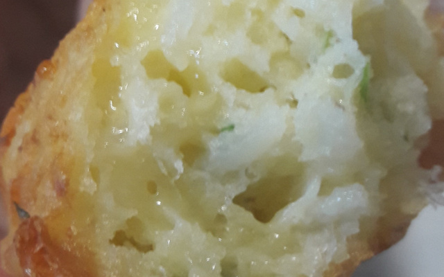 Bolinho de arroz com queijo e creme de leite