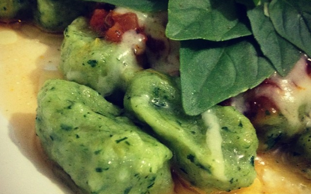 Nhoque de espinafre e baroa com molho à bolonhesa vegetariano