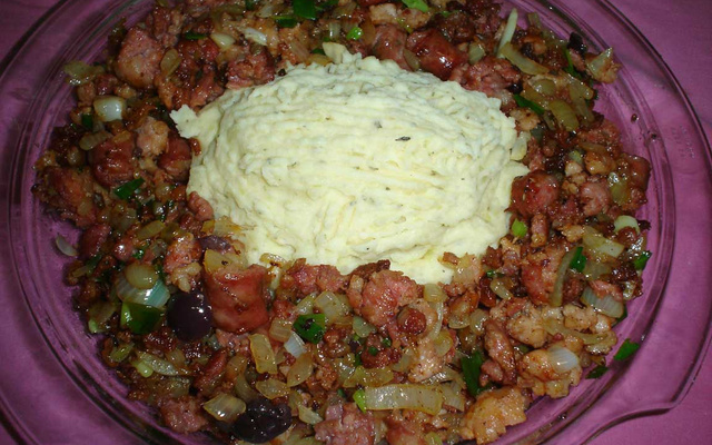 Picadinho de linguiça com purê da batatas