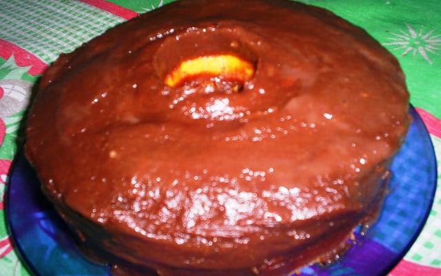 Bolo de cenoura com cobertura de chocolate suave