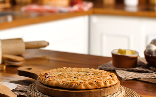 Pizza de pão de alho na frigideira 