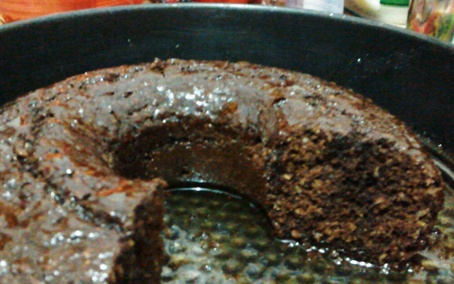 Bolo integral de cacau e aveia com calda de mel