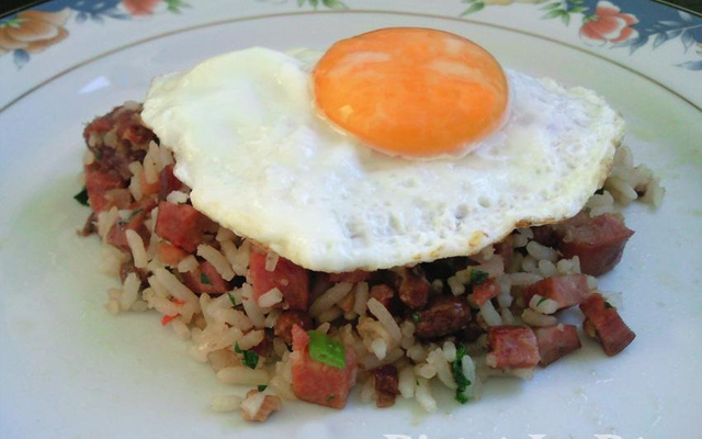 Baião de dois e ovo de galinha caipira