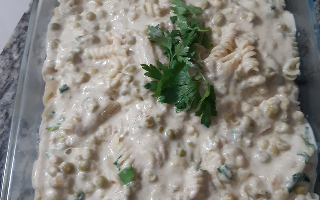 Penne ao molho de atum e ervilhas