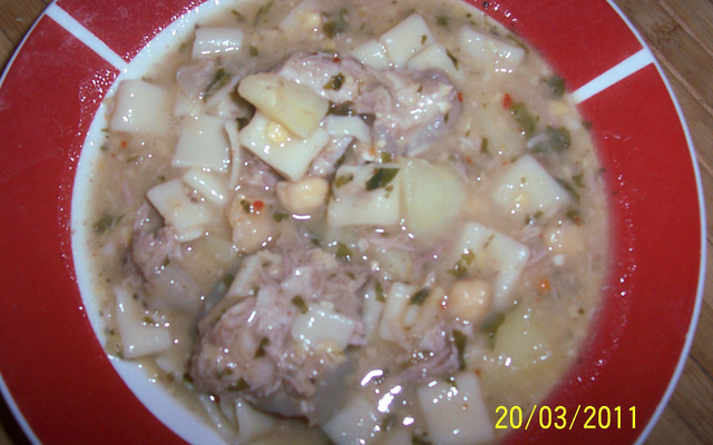 Sopa de grão-de-bico e costelinha