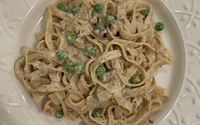 Molho branco com bacon e ervilhas