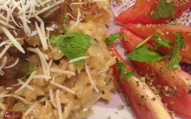 Risoto de cebola caramelizada com queijo brie e amêndoas