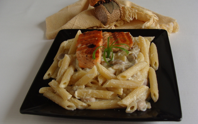 Macarrão com Salmão e molho de alcachofra