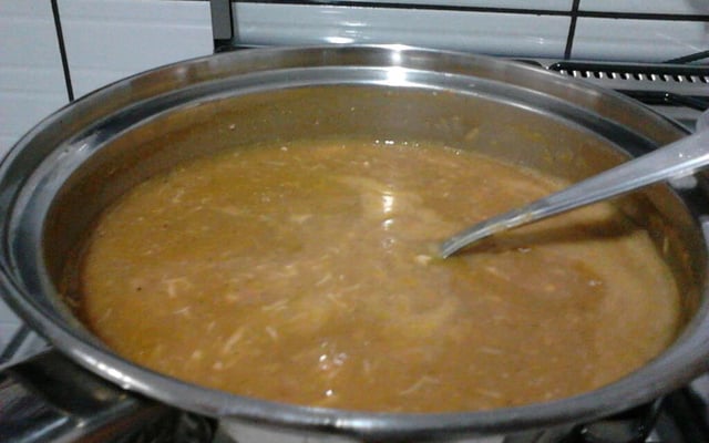 Caldo de feijão com frango e bacon