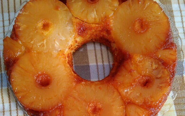 Bolo de abacaxi caramelizado muito simples