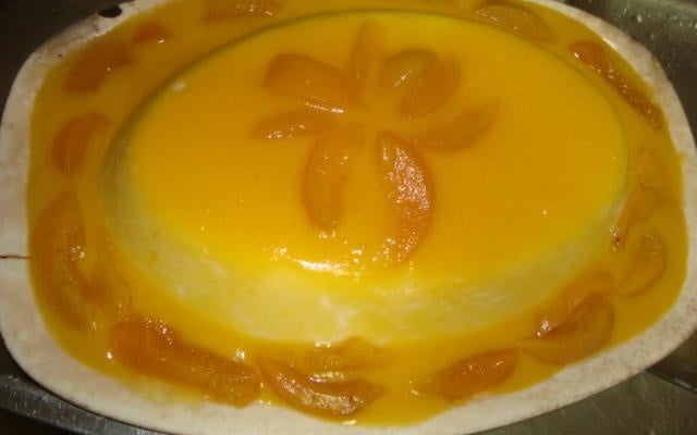 Manjar de coco com calda de pêssego