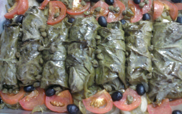 Sardinhas assadas em folhas de couve