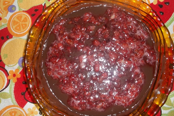 Brigadeirão com doce de morango