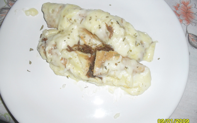 Panqueca de carne desfiada com molho branco