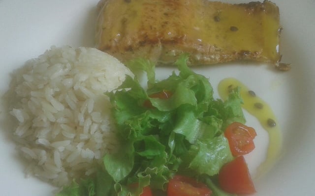 Salmão grelhado com molho de maracujá