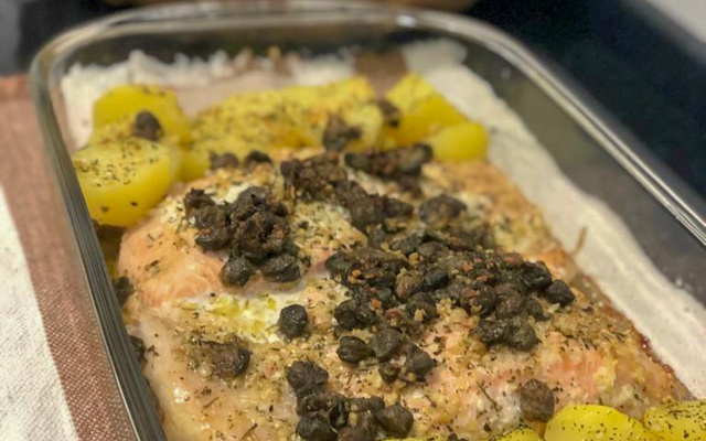 Salmão de forno com alcaparras