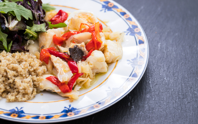 Lascas de bacalhau assadas acompanhada de salada de folhas