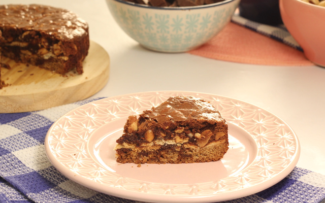 Bolo brownie com cookie