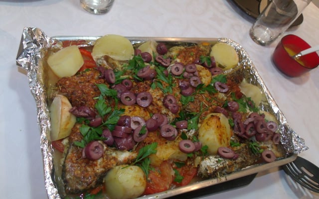 Corvina assada ao forno com vinho branco seco