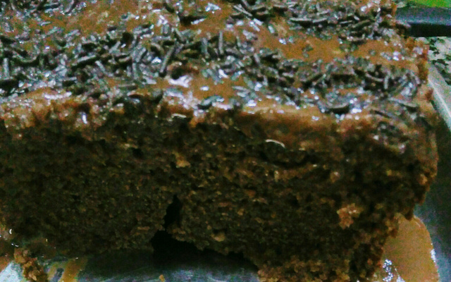 Bolo de chocolate na maquina de pão