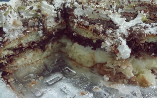 Bolo com recheio de limão e chocolate