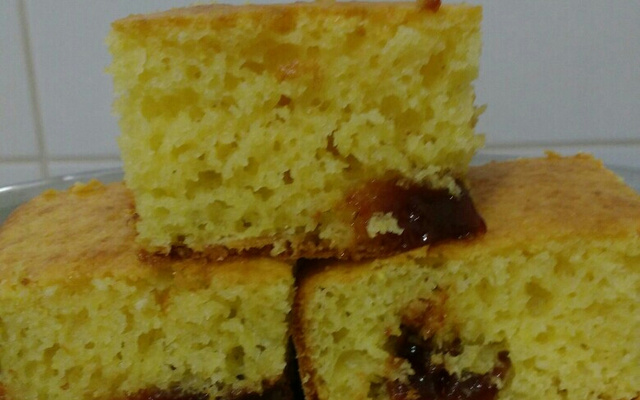 Bolo de fubá com goiabada